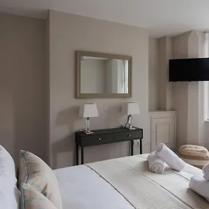  Apartment Chic Studio Central Sleeps 2. United Kingdom